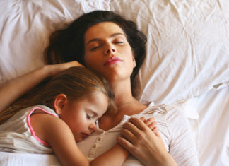 Madre e hija durmiendo